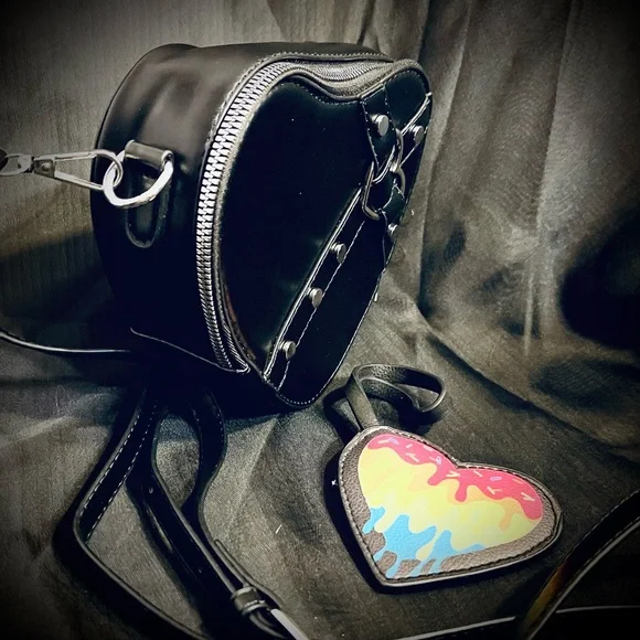 Betsey Johnson Black Heart Bag Charm w Black & Silver Unbranded Rock Crossbody - Picture 4 of 15